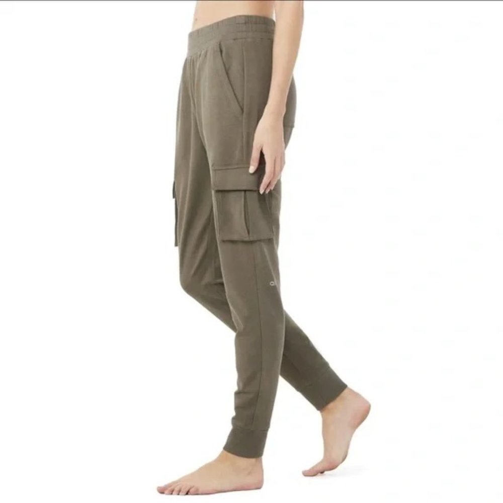 ALO yoga unwind cargo sweatpants size XS in olive branch, NWT